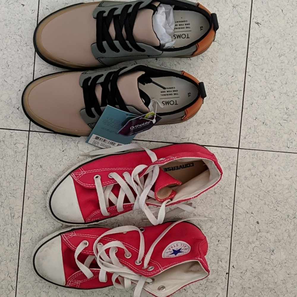 Flash sale! 2 pairs sneakers lot Converse Toms